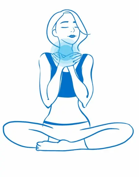Vrouw in meditatiehouding met handen bij de keel ter illustratie van het keelchakra.