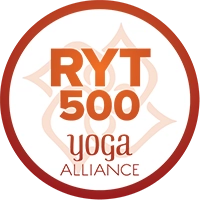 Rond logo met de tekst "RYT 500 Yoga Alliance" in oranje en roodtinten.